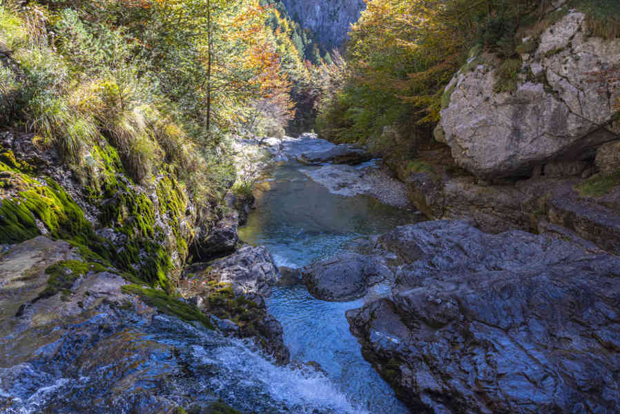 Huesca - parque nacional de Ordesa y Monte Perdido - valle de Escuaín 28 - garganta de Escuaín - Surgencia del rio Yaga.jpg